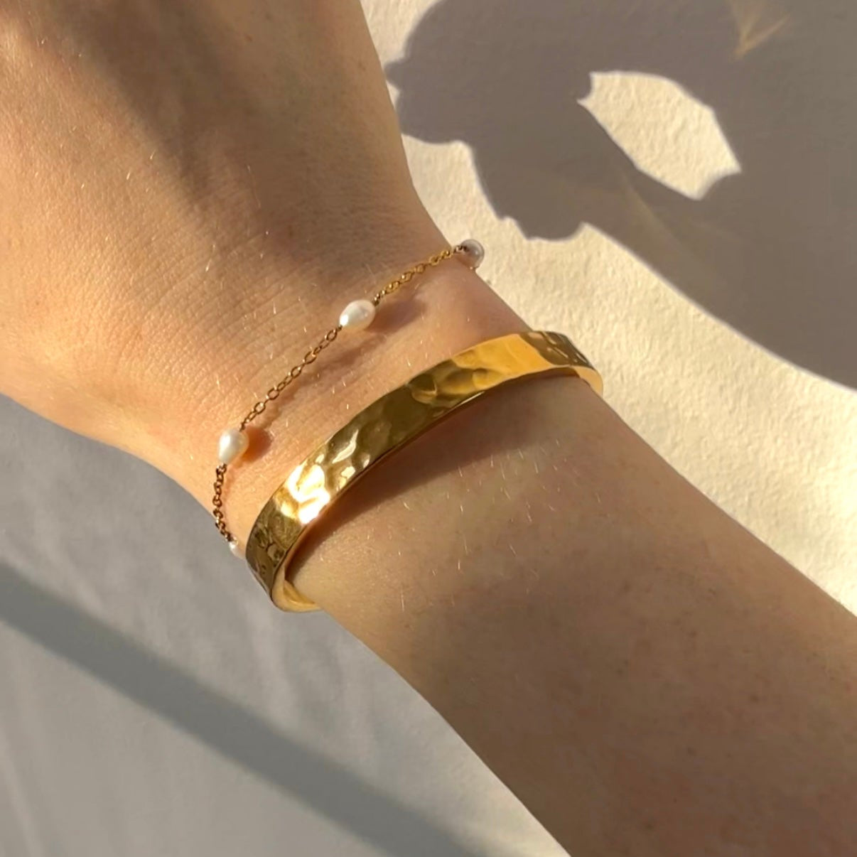 Gehämmerter Armreif mit Gravur & Dot-Perlenarmband-Set