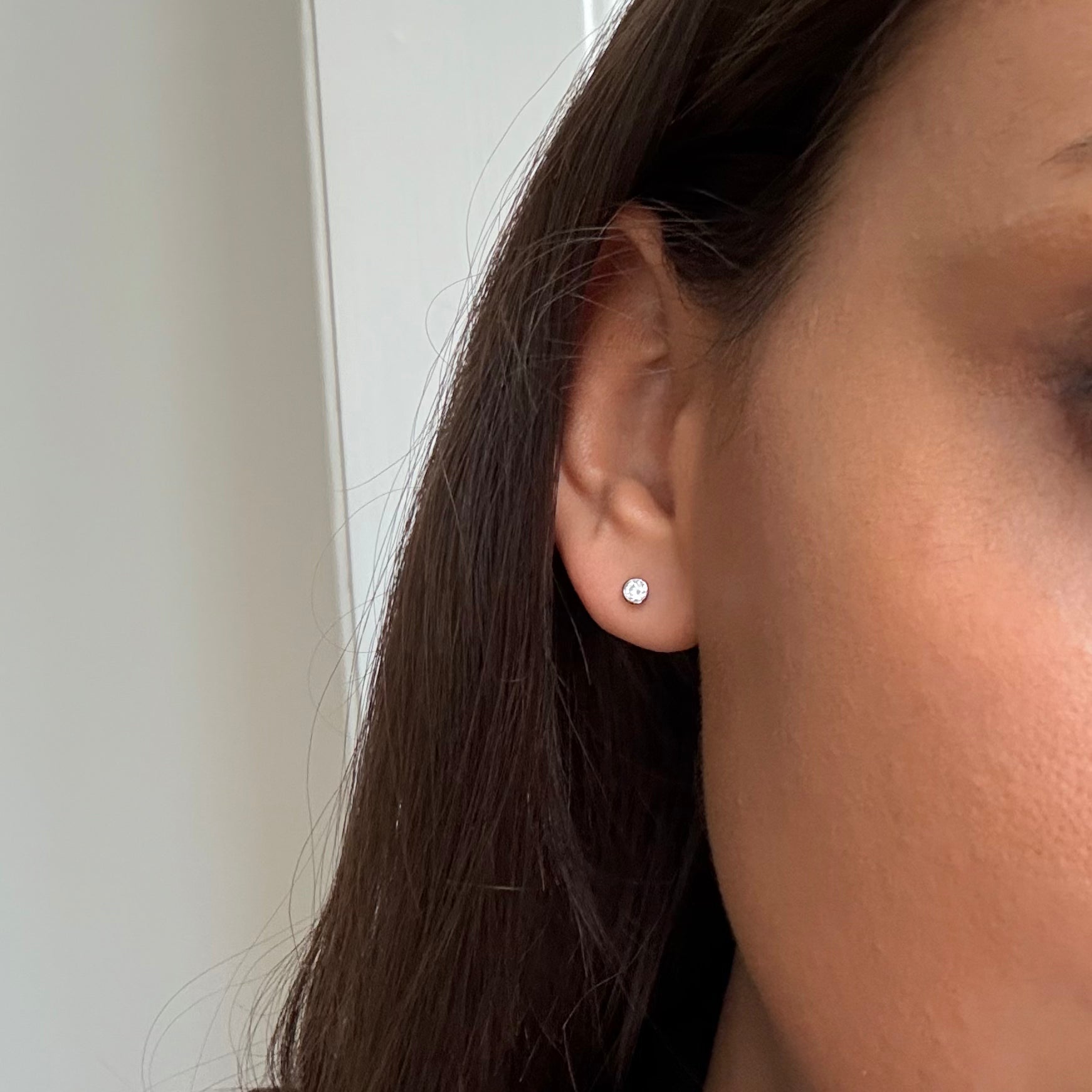 Runder Kristall Ohrstecker silberfarben