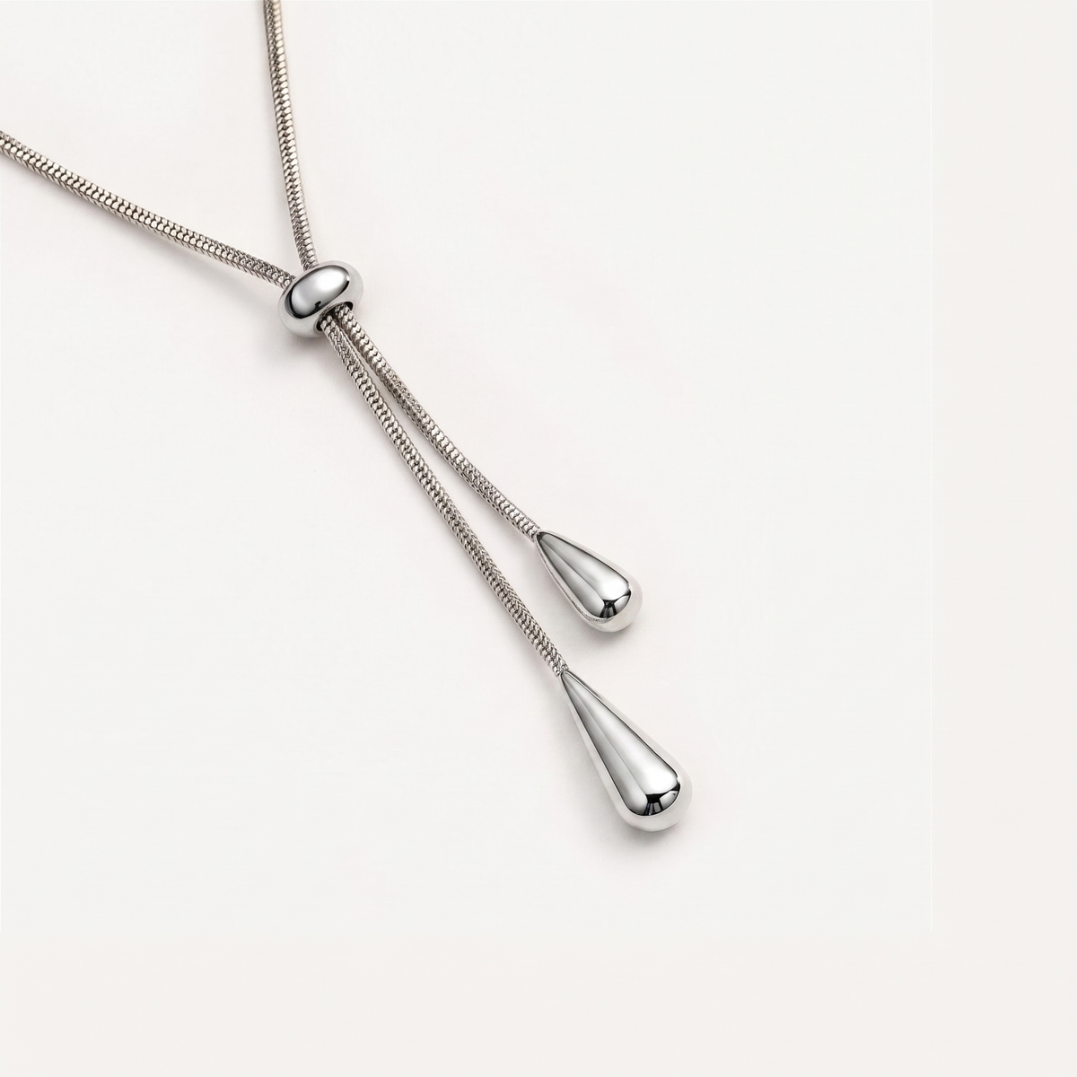 Slider-Halskette – diagonale Produktaufnahme in Silber