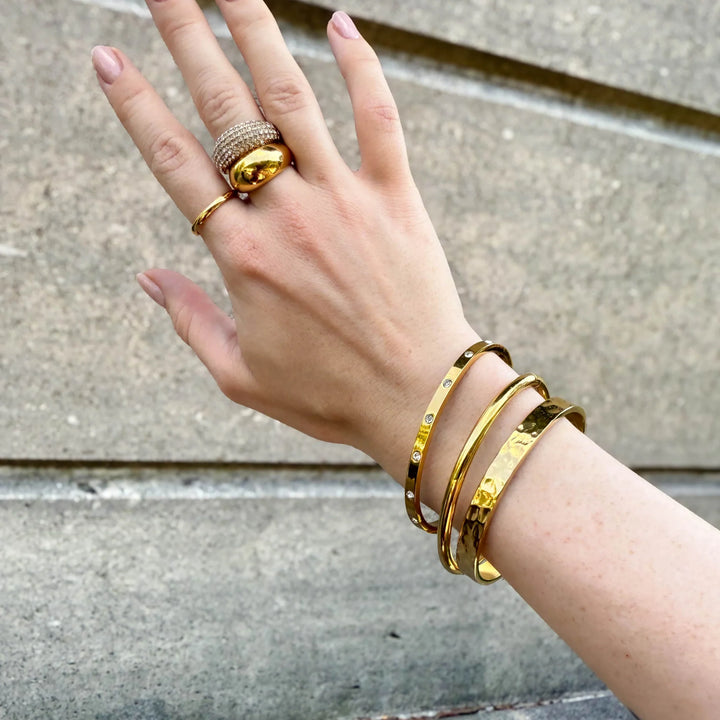 Ein goldenes oder Armband in Silberoptik mit Gravur ist ein persönliches Geschenk.