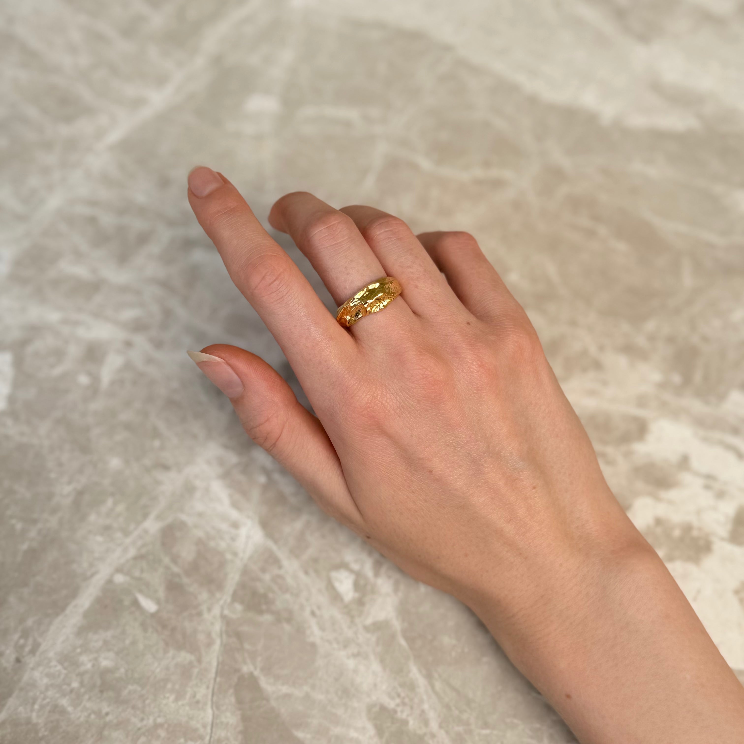 Magma Hammerschlag Set: 1 Ring & 1 Halskette
