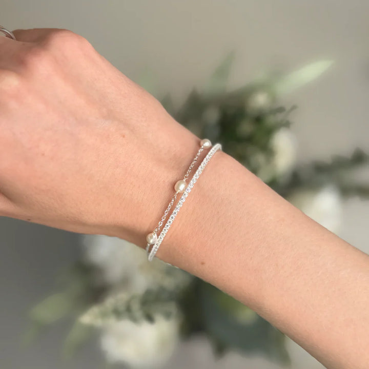 Kombinieren Sie Ihr silbernes Herrenarmband mit vergoldeten Styles.