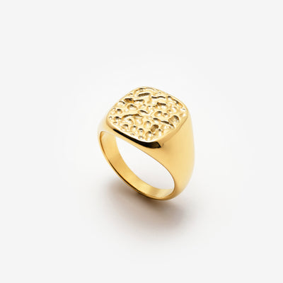 Hamret Signet Ring i guld