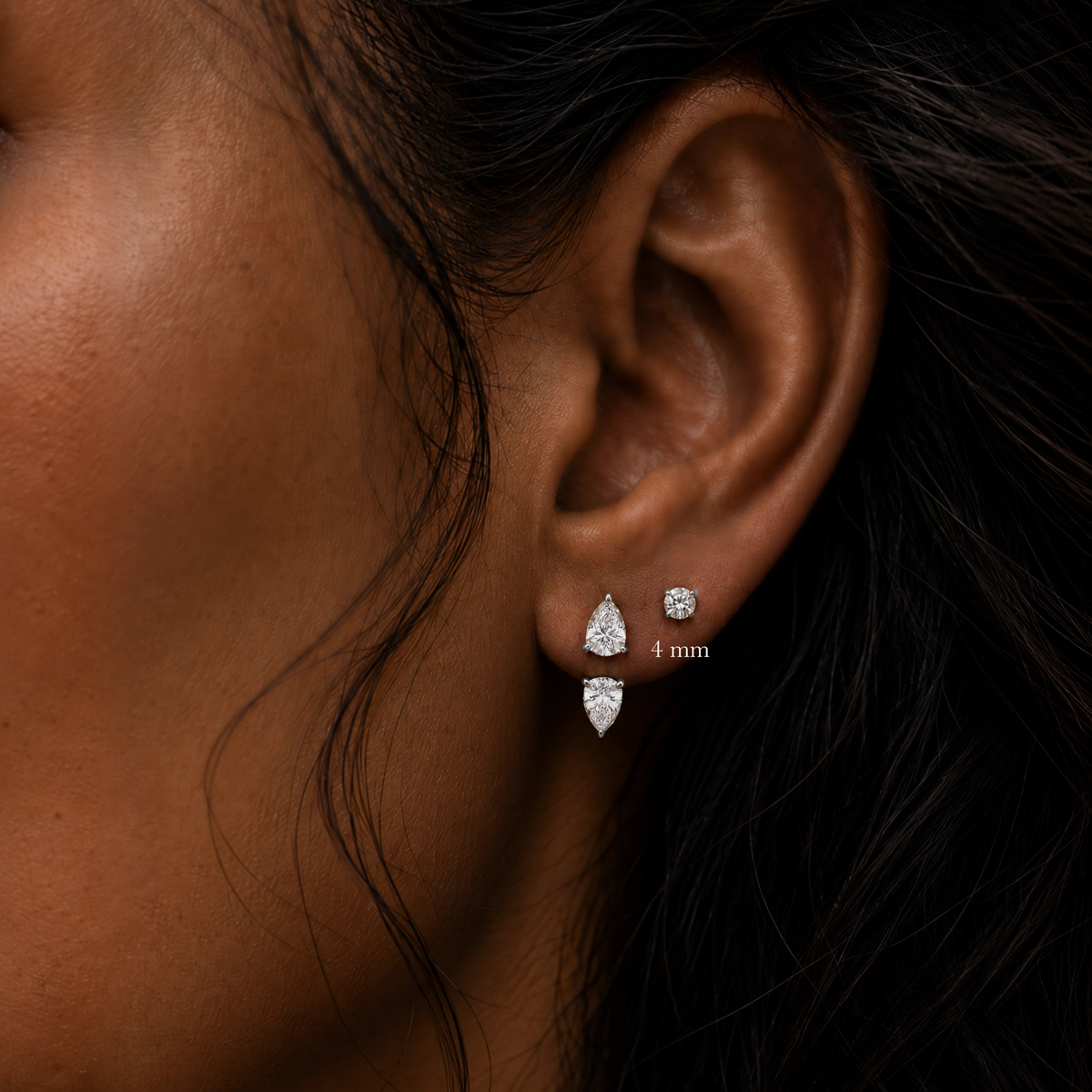 Krystal Stud 4 mm sølvfarvet og Echo Drop på model i mørkt forsidebillede